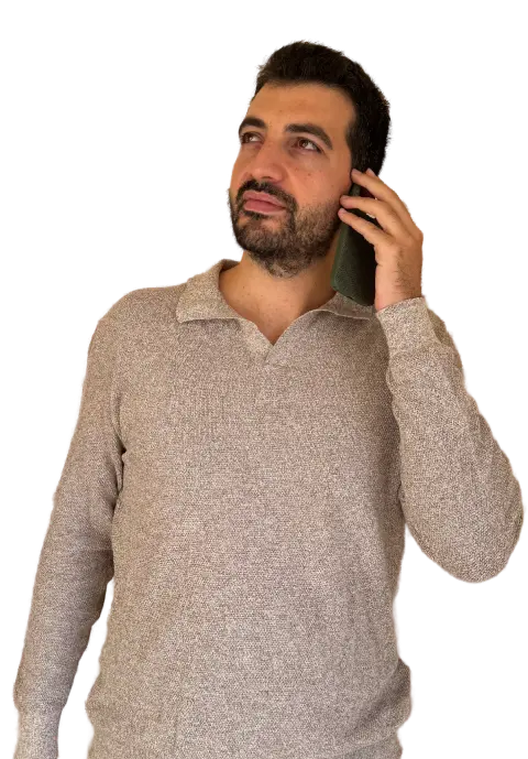 Dani Trillas llamando por teléfono