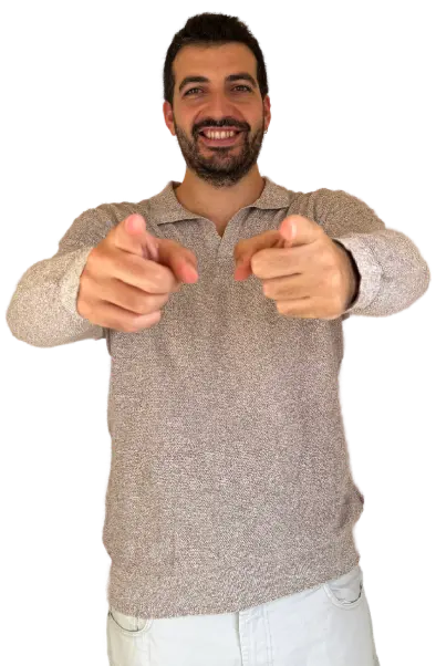 Dani Trillas apuntando hacia adelante con los dedos